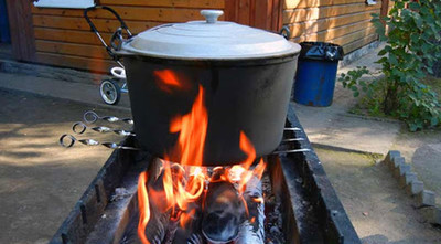 Мангал с казаном для любителей еды на костре